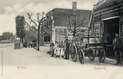 10843 Gezicht op de A te Kanis (gemeente Kamerik), uit het zuiden; met rechts de wagenmakerij van Wensveen.N.B. De ...